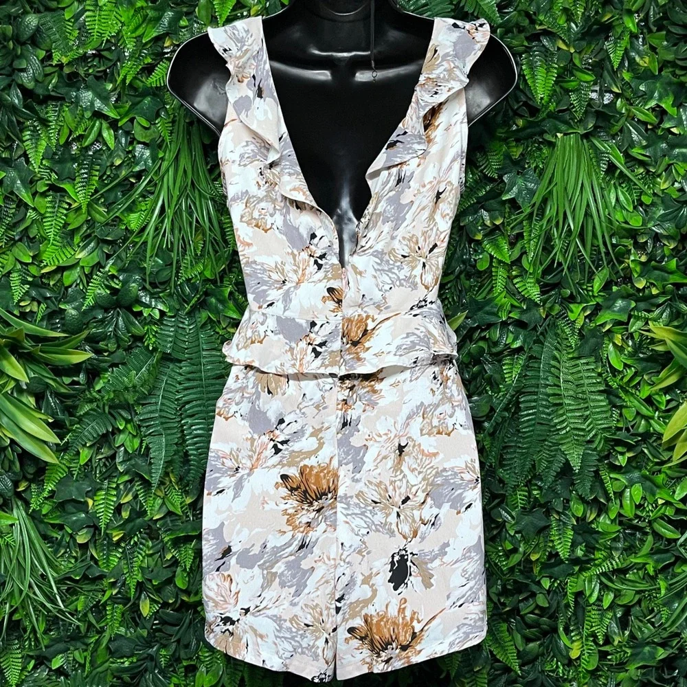 Lulus Jumpsuit Medium Pink Floral Ruffle V-Neck Sleeveless Shorts Romper  3688 - Picture 7 of 8